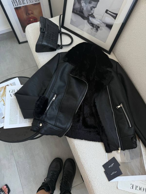 Дублянка жіноча чорного кольору з чорним хутром